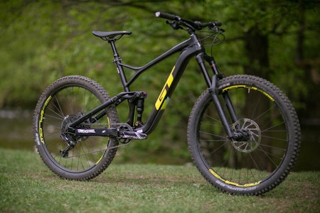 ENDURO-VINNEREN: Vinneren av Enduro World Series i 2018, Martin Maes bruker GT Force som sin rittsykkel. Den er den eneste sykkelen i testen med karbonramme og 27,5-hjul. Begge deler gir et veldig solid inntrykk. ENDURO-VINNEREN: Vinneren av Enduro World Series i 2018, Martin Maes bruker GT Force som sin rittsykkel. Den er den eneste sykkelen i testen med karbonramme og 27,5-hjul. Begge deler gir et veldig solid inntrykk.