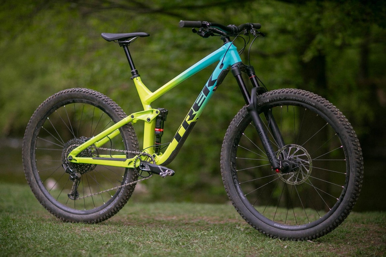 VÅGAL: Trek Slash 8 kommer i to fargeversjoner. En klassisk svart, eller denne fargerike varianten. Sykkelen ser rå og dyr ut og er til forveksling lik merkets dyrere karbonversjoner. VÅGAL: Trek Slash 8 kommer i to fargeversjoner. En klassisk svart, eller denne fargerike varianten. Sykkelen ser rå og dyr ut og er til forveksling lik merkets dyrere karbonversjoner.