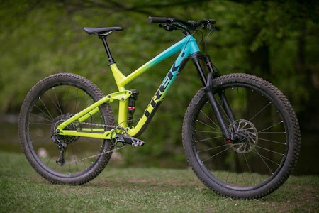 VÅGAL: Trek Slash 8 kommer i to fargeversjoner. En klassisk svart, eller denne fargerike varianten. Sykkelen ser rå og dyr ut og er til forveksling lik merkets dyrere karbonversjoner. VÅGAL: Trek Slash 8 kommer i to fargeversjoner. En klassisk svart, eller denne fargerike varianten. Sykkelen ser rå og dyr ut og er til forveksling lik merkets dyrere karbonversjoner.