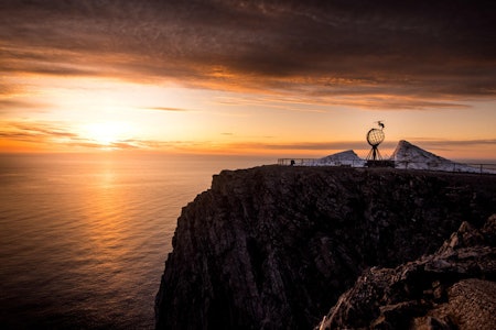 NORDKAPP: Her flyr Backe over globusen. Foto: Vegard Breie