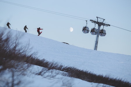 TOGET GÅR: Karl Kristian Muggerud cruiser foran Henning Reinton og Sondre Loftsgarden. Om du vil, kan du ta tog til Stockholm og nattog til Narvik derfra. Alle foto: Alric Ljunghager Sommerski i Narvik