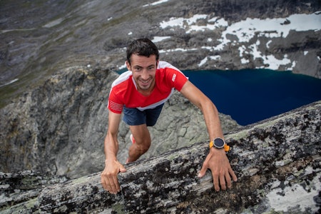 ROMSDALSHORN CHALLENGE: Hvem er raskest av Kilian Jornet og Tom Erik Heimen. Foto: Matti Bernitz