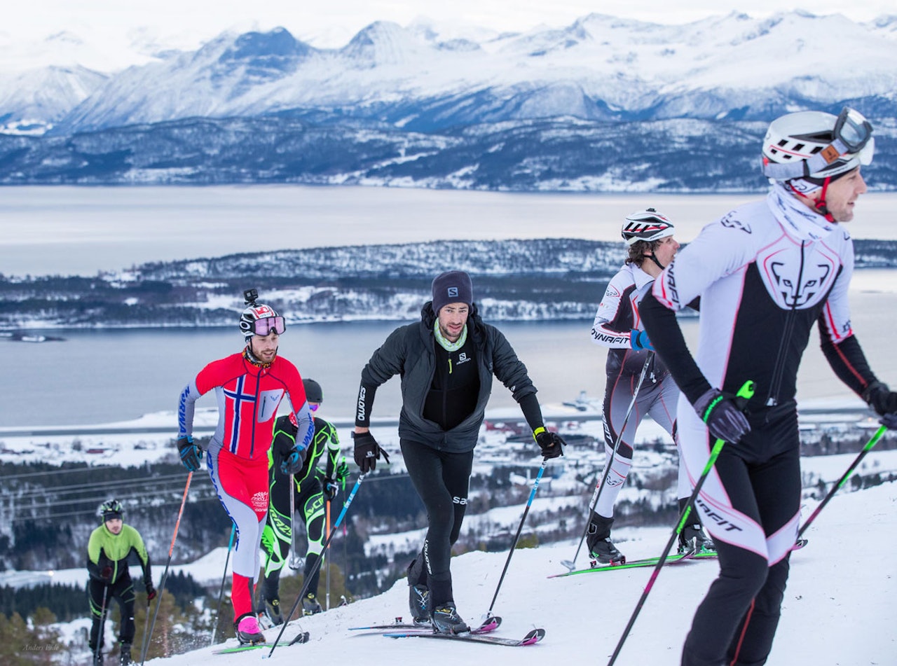 VERDENSREKORD: Kilian Jornet (i svart) gikk på ski i ett døgn med snittfart på over 1000 høydemeter i timen i motbakkene. Ola Hovdenak (ved siden av Kilian) er temmelig imponert over spanjolen. Foto: Anders Eide