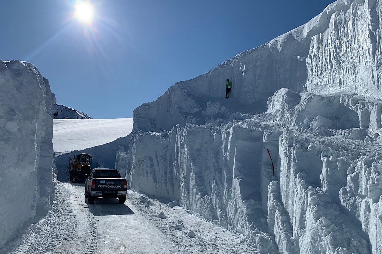 BRØYTEKANT: Se mannen øverst til høyre for sammenligning - for denne brøytekanten er rimelig heftig. Foto: Michael Iversen Folgefonna