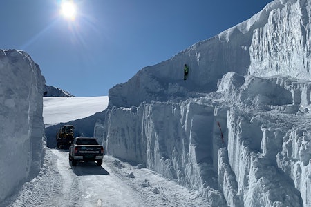 BRØYTEKANT: Se mannen øverst til høyre for sammenligning - for denne brøytekanten er rimelig heftig. Foto: Michael Iversen Folgefonna