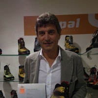 La Sportiva hentet en pris for klatre- og tinderangleskoen Trango Cube Gore-tex. Direktør Lorenzo Delladio viser stolt frem.