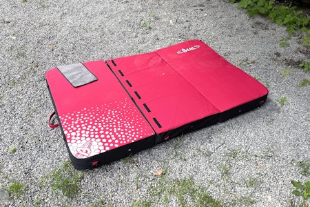 Test: Beal Triple Air Light Pad består av tre padflater lenket sammen som et slags trekkspill. Det gir en helt annen form når paden er sammenlagt, og en stor flate på bakken. Foto: Dag Hagen Test av Beal Triple Air Light Pad crashpad