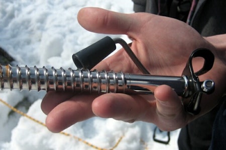 Bilde fra http://commons.wikimedia.org/wiki/File:Ice_screw.jpg Bilde fra http://commons.wikimedia.org/wiki/File:Ice_screw.jpg