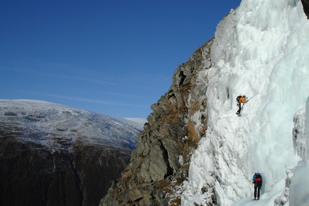 KLASSIKER: Kjetil Grimsæth og Ingvild Suorza Svean på vei opp Kongsvollfossen. Foto: Rune Kvalsnes brudgomsbjølla