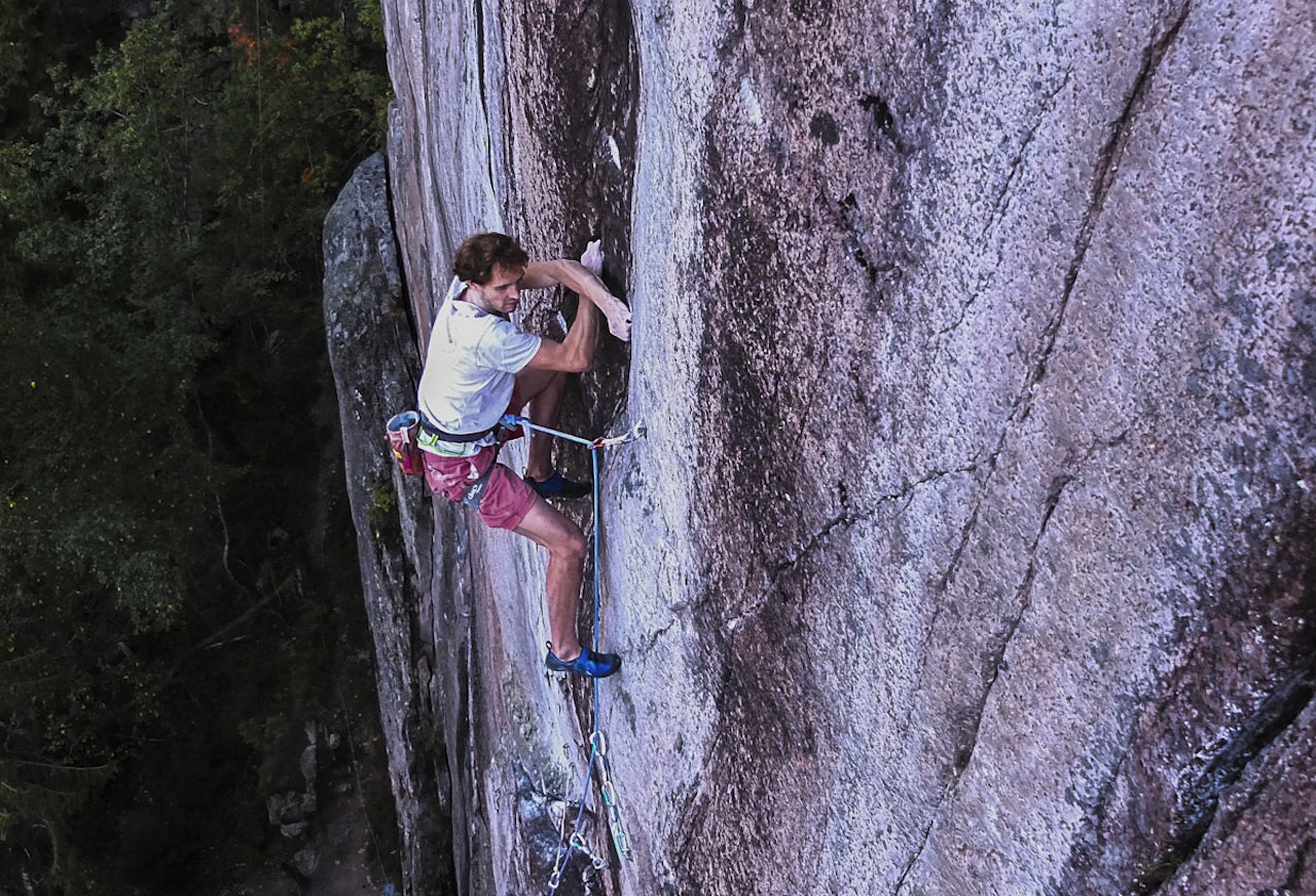 ANTIKRIST-FLYTTET: Her er Grandelius midt i cruxet på Fuglesang-prosjektet. Han kaller dette flyttet antikrist-flyttet fordi hendene er i en slags motsatt crusifix-posisjon. Bildet er fra onsdagens første forsøk, ikke selve bestigningen. Bilde: Tellef Storebakken ANTIKRIST-FLYTTET: Her er Grandelius midt i cruxet på Fuglesang-prosjektet. Han kaller dette flyttet antikrist-flyttet fordi hendene er i en slags motsatt crusifix-posisjon. Bildet er fra onsdagens første forsøk, ikke selve bestigningen. Bilde: Tellef Storebakken