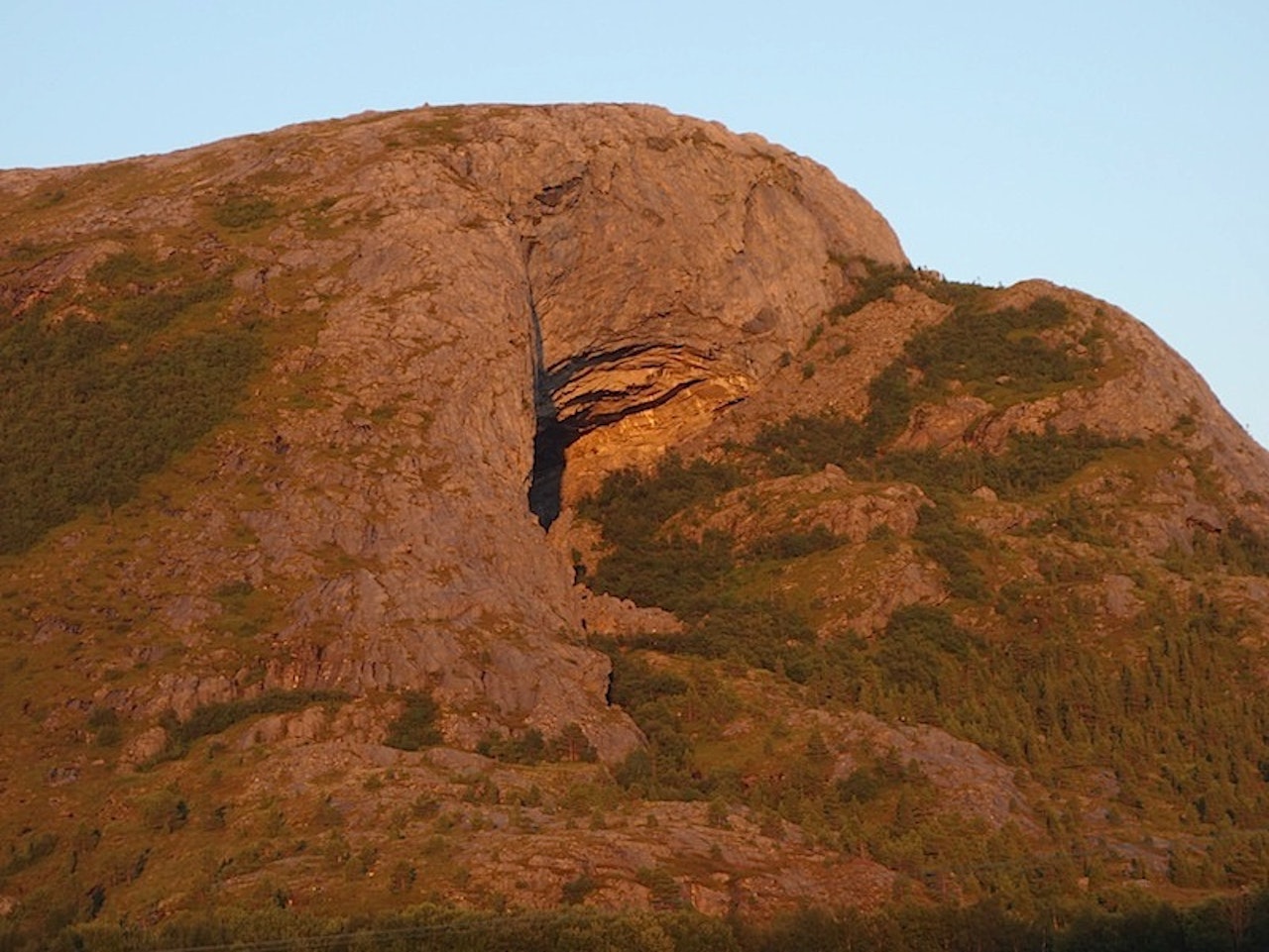 Hanshelleten på Flatanger. Foto: Dag Hagen Hanshelleten på Flatanger. Foto: Dag Hagen