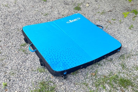 Lett sak: Beal Air Light er svært transportabel. Ideell når du kanskje skal buldre litt, eller er sikker på at du har venner med deg til samme buldrespot. Foto: Dag Hagen test av beal air light crashpad