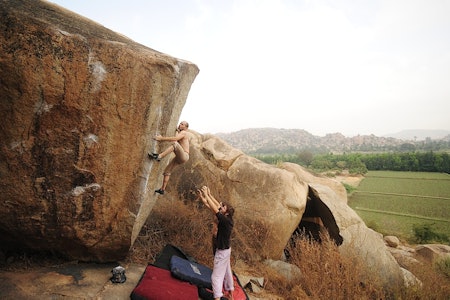 buldring HARD LANDING: På Double arete (7B) i Hampi kunne det gått fryktelig galt da jeg under utprøving av beta uventet falt i en ny retning, bort fra både spottere og pader. Heldigvis klarte en årvåken tilskuer å dytte meg inn på padene før jeg traff bakken. Foto: Eirin Breie