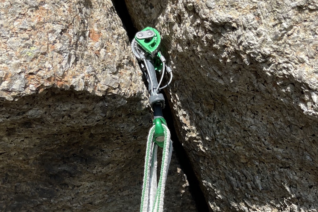 Dragon: DMM har et litt annet design med festepunktet for slynga nærmere hodet. Det medfører mindre kraft mtp «vandring» og at den bygger mindre på selen, noe som er positivt. Foto: Dag Hagen DMM Dragon kamkiler dragoncam test