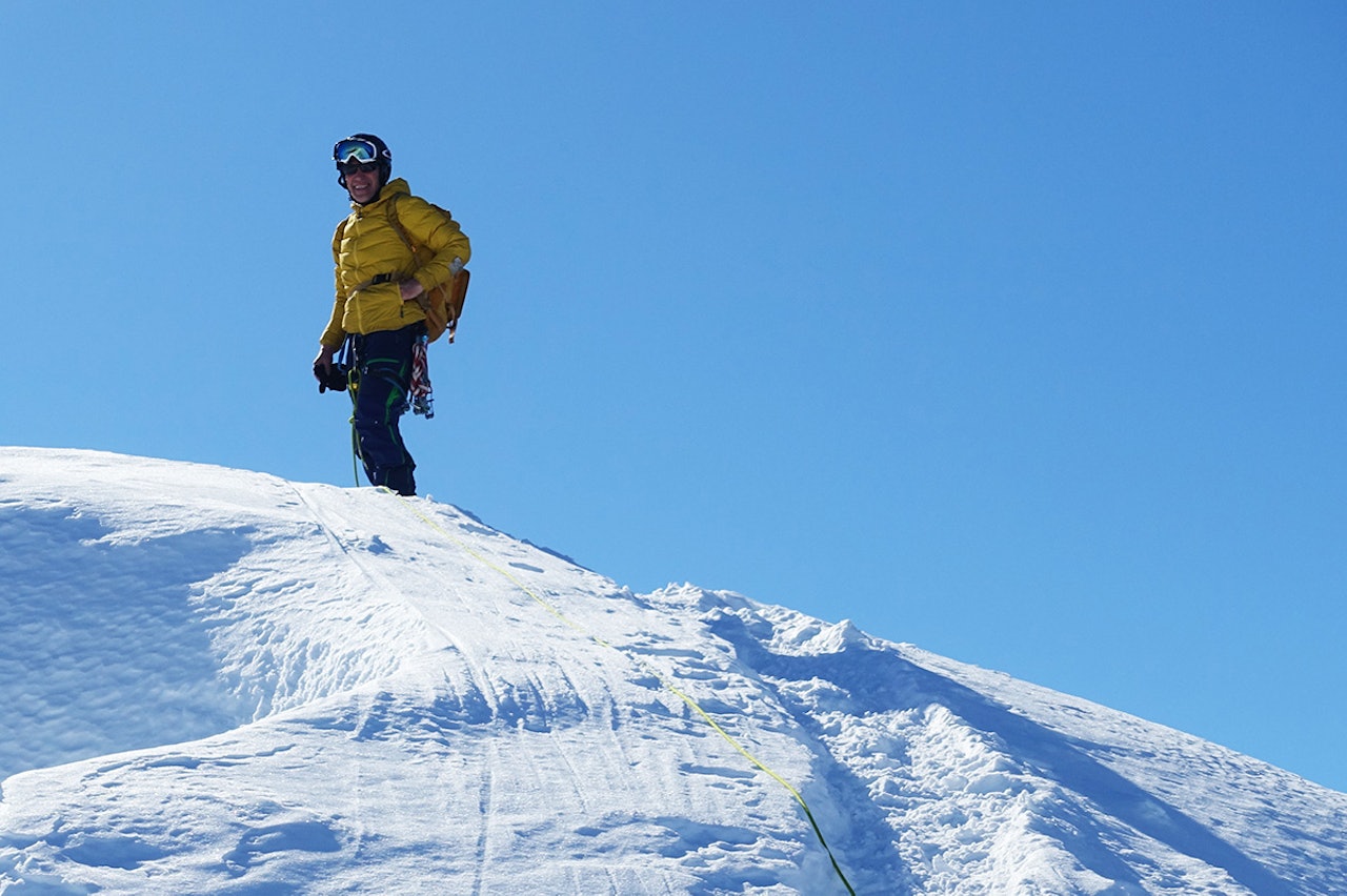 TOPPTUR: Klatrelegenden Øyvind Vadla (58) håper å komme seg på skitur i påska. Her er han like ved toppen av tinderangle-fjellet Grøvelnebba, like ved hjemmet på Ålvundeid. Foto: Tore Meirik Øyvind Vadla ski påske klatring topptur Innerdalen