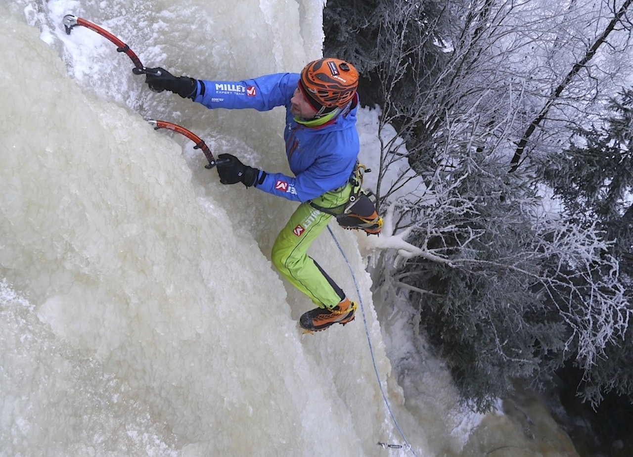 Erik Neergaard klatrer kunstig is på Gjerdrum. Foto: Eirik Moen