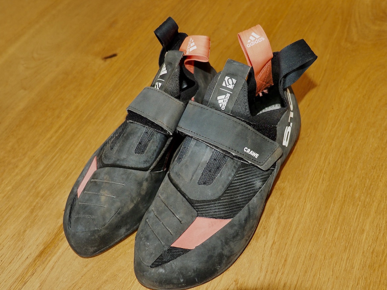 ADIDAS FIVE TEN CRAWE: En presis klatresko som er overraskende stiv til å være en tøffel-klatresko. Foto: Lisa Kvålshaugen Bjærum Adidas Five Ten Crawe klatresko test