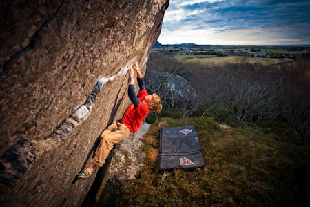 Klassiker: Frode Østby går Farstadbulderen (7A). Foto: Terje Aamodt, www.terjeaamodt.com Klassiker: Frode Østby går Farstadbulderen (7A). Foto: Terje Aamodt, www.terjeaamodt.com
