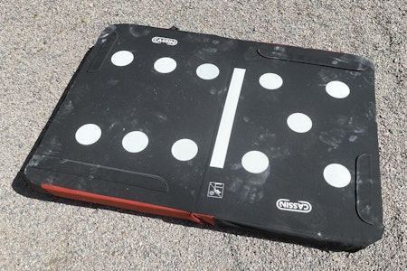 Sammensatt: Tanken bak Cassin Domino crash pad er at det skal kunne settes sammen med andre Domino-pads ved hjelp av borrelåsflapper. Foto: Dag Hagen test av cassin domino crash pad