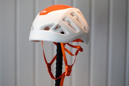 PETZL SIROCCO: Klatrehjelmen som fungerer til alt. Foto: Tore Meirik test klatrehjelm petzl sirocco