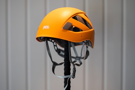 PETZL BOREO: Rimelig, allsidig og litt tung. Foto: Tore Meirik test av klatrehjelm petzl boreo