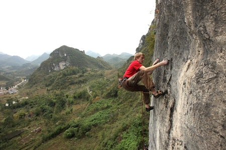 Martin Skaar Olslund klatrer i Getu i Kina. Foto: Dag Hagen