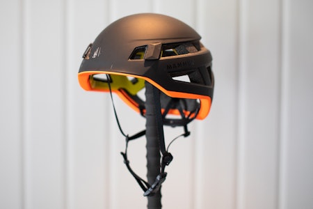 MAMMUT CRAG SENDER MIPS: Testens dyreste og tyngste klatrehjelm . Foto: Tore Meirik Mammut Crag Sender klatrehjelm MIPS test