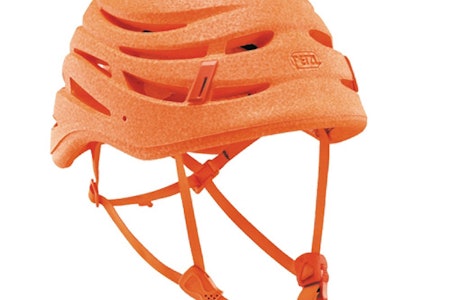Klatrehjelmen fra Petzl er så lett at man glemmer at man har den på. Petzl klatrehjelm test Sirocco