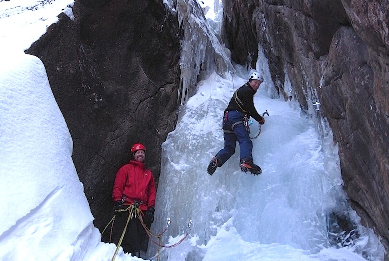 Erik Neergaard på andre standplass på Rjukanfossen (WI 4, 3 tl). Foto: Dag Hagen Erik Neergaard på andre standplass på Rjukanfossen (WI 4, 3 tl). Foto: Dag Hagen
