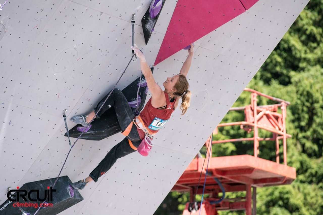 Tina Hafsaas i aksjon på hennes andre kvalifiseringsrute. Foto: Eddie Fowke ved The Circuit Climbing and Performance Magazine Tina Hafsaas i aksjon på hennes andre kvalifiseringsrute. Foto: Eddie Fowke ved The Circuit Climbing and Performance Magazine