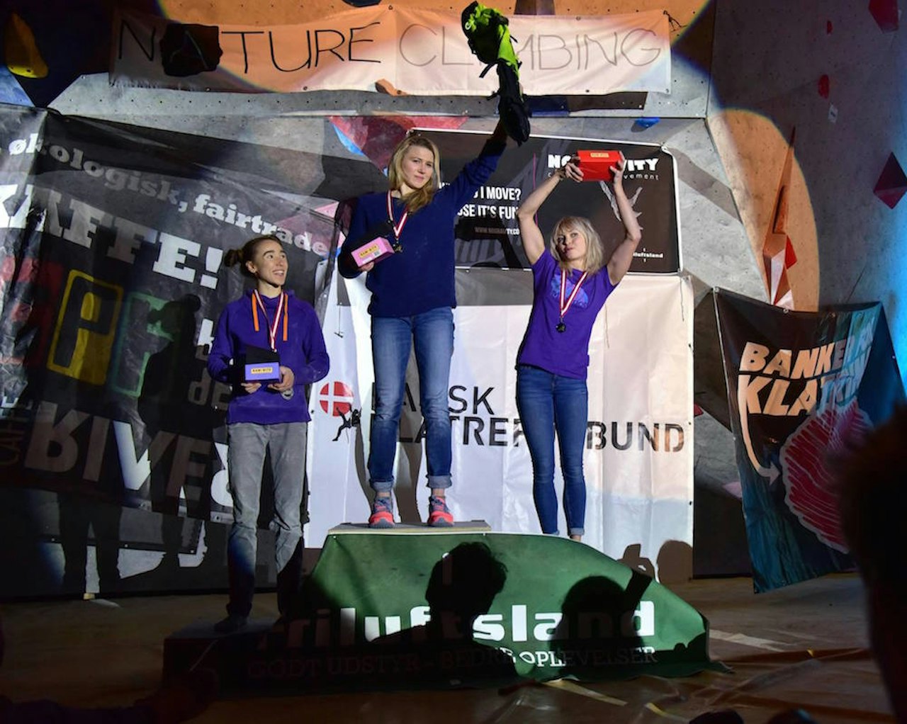 Damenes pall med Kajsa Rosén til venstre, Hannah Midtbø i midten og Anna Laitinen til høyre. Foto: DKclimbing  Damenes pall med Kajsa Rosén til venstre, Hannah Midtbø i midten og Anna Laitinen til høyre. Foto: DKclimbing