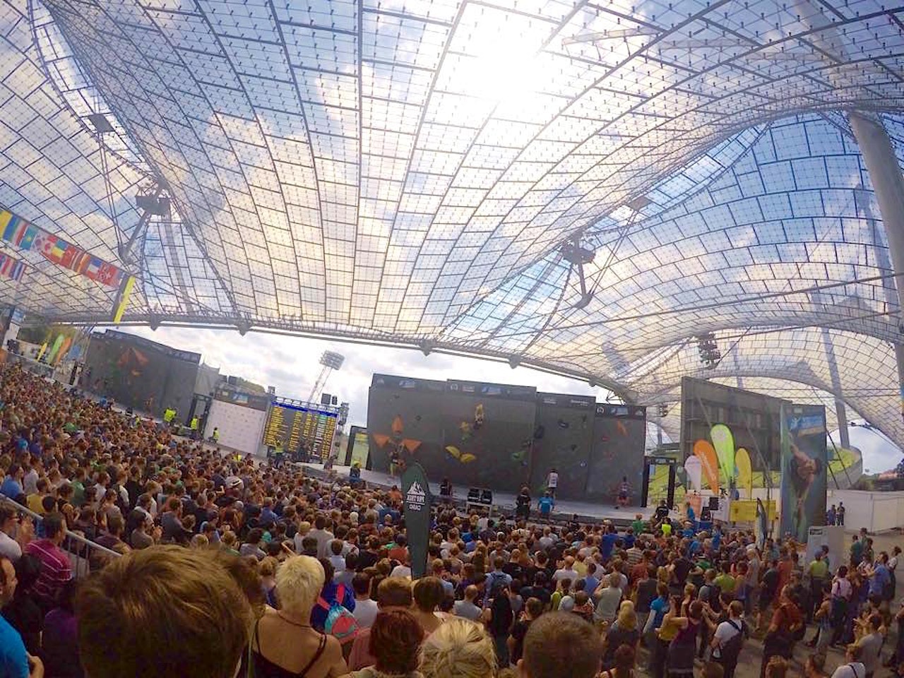 Hannah Midtbø flasher bulder nummer 3 i semifinalen.  Hannah Midtbø flasher bulder nummer 3 i semifinalen.