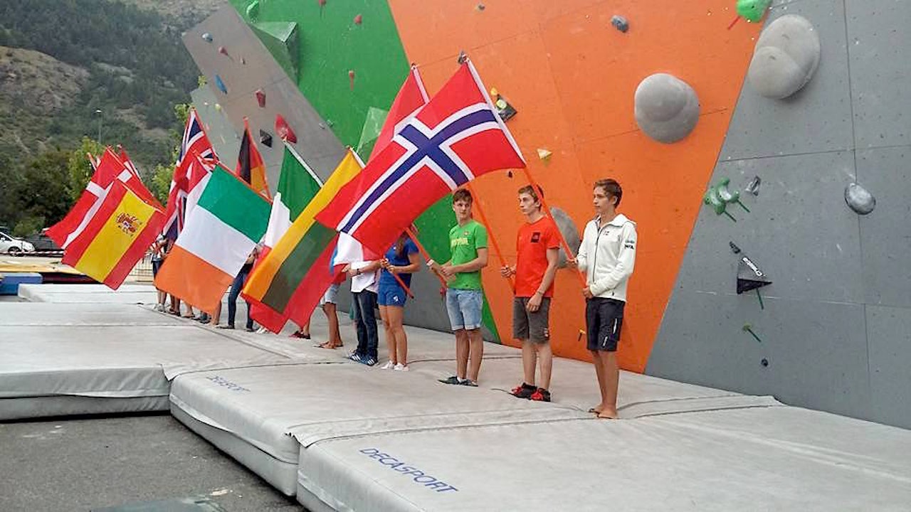 Rolf-Martin Bjørngaard bærer flagget under åpningssermonien. Foto: Jan Erik Paulsen