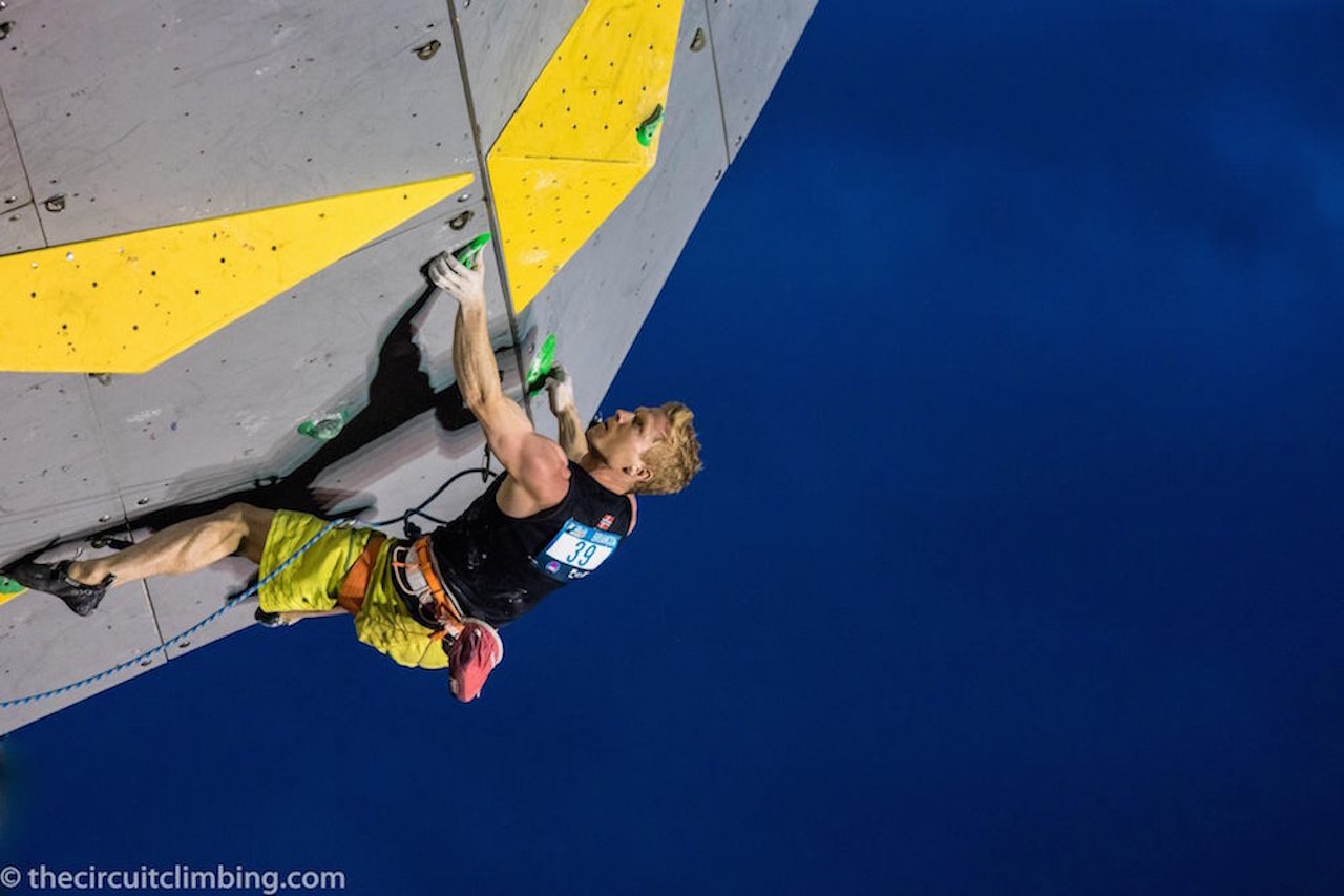 Magnus Midtbø klatrer semifinale i Briancon. Foto: Eddie Fowke/The Circuit World Cup and Performance Climbing Magazine
