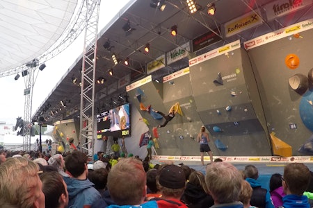 Hannah går dynoen under semi-finalen.  Hannah går dynoen under semi-finalen.