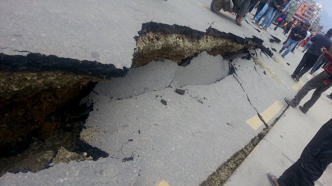 Slik ser en gate ut etter jordskjelvet i april 2015. Over 8000 ble drept og over 19 000 skadet. Foto: Wikipedia