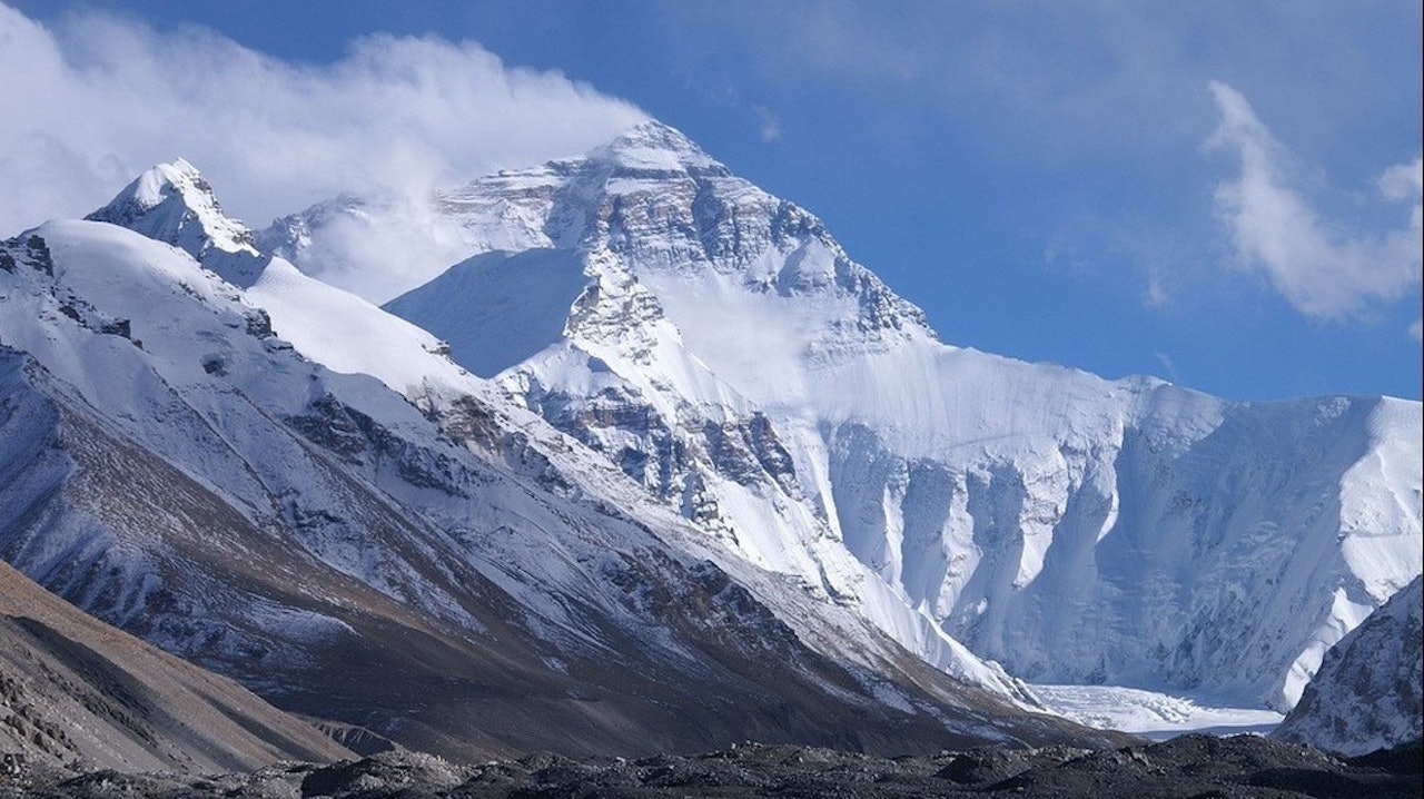 Vakre og hellige Mt Everest, eller Chomolungma som det heter i Nepal. Foto: Wikipedia.org