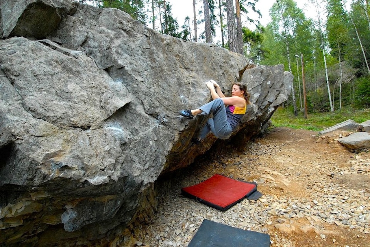 Åshild Hage Ebbing buldrer på Vesleveggen. Foto: Dag Hagen Åshild Hage Ebbing buldrer på Vesleveggen. Foto: Dag Hagen