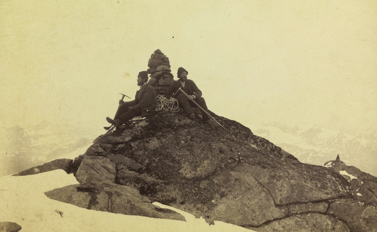 Orginal bildetittel: Varden paa højeste nordlige Maradalstind Fotograf: Carl Hall Orginal bildetittel: Varden paa højeste nordlige Maradalstind Fotograf: Carl Hall