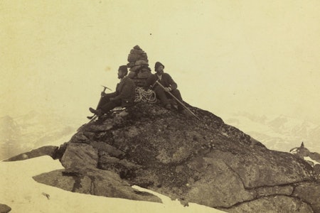 Orginal bildetittel: Varden paa højeste nordlige Maradalstind Fotograf: Carl Hall Orginal bildetittel: Varden paa højeste nordlige Maradalstind Fotograf: Carl Hall