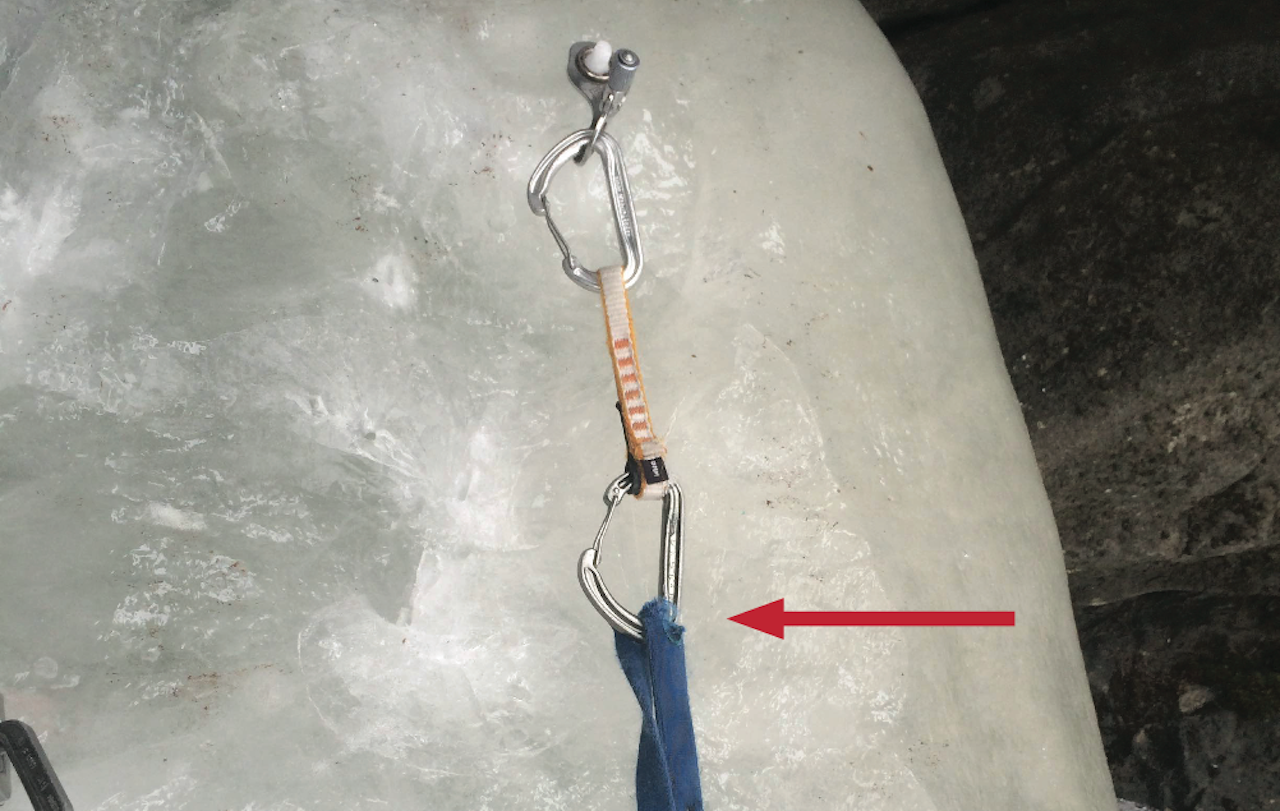 Slyngen som var koblet til isskruen som tok fallet, var nesten helt revet over. Foto: Martin Skaar Olslund Slyngen som var koblet til isskruen som tok fallet, var nesten helt revet over. Foto: Martin Skaar Olslund