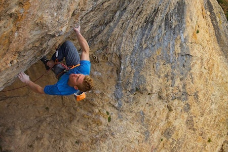 Magnus Midtbø klatrer i Spania. Foto: Henning Wang