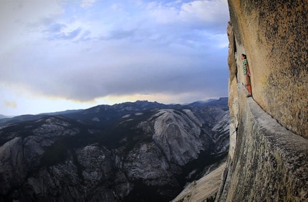 Alex Honnold på Half Dome i Yosemite. Skjermdump fra YouTube. 