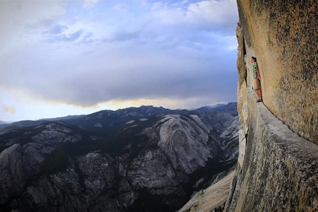 Alex Honnold på Half Dome i Yosemite. Skjermdump fra YouTube.  Alex Honnold på Half Dome i Yosemite. Skjermdump fra YouTube.