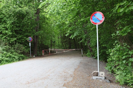 Man har alltid kunnet parkert på høyre side av veien, men nå er det satt opp forbudsskilt hele bakken opp til bommen. Foto: Dag Hagen Man har alltid kunnet parkert på høyre side av veien, men nå er det satt opp forbudsskilt hele bakken opp til bommen. Foto: Dag Hagen