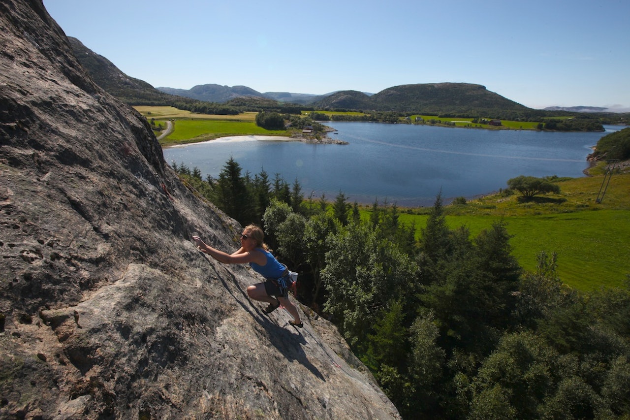 De fleste tenker på Hanshelleren når det er snakk om Flatanger. Men området kan også by på mye moderat og fin klatring. Her er Ragnhild Helsing på en boltet rute av grad 5. Foto: Dag Hagen De fleste tenker på Hanshelleren når det er snakk om Flatanger. Men området kan også by på mye moderat og fin klatring. Her er Ragnhild Helsing på en boltet rute av grad 5. Foto: Dag Hagen