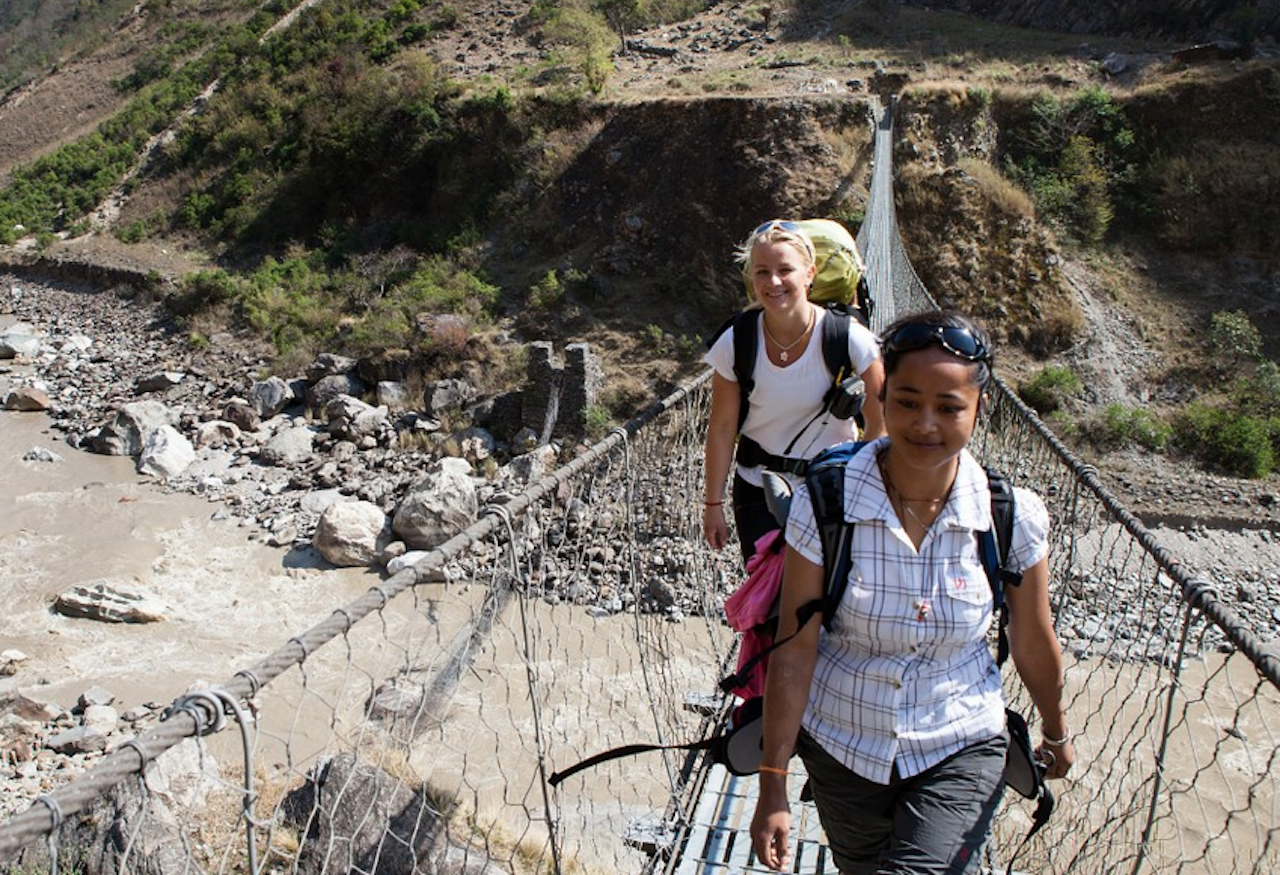 Solvor og Sudha på vei inn i Sherpaenes rike. Foto: Fabelaktiv AS Solvor og Sudha på vei inn i Sherpaenes rike. Foto: Fabelaktiv AS