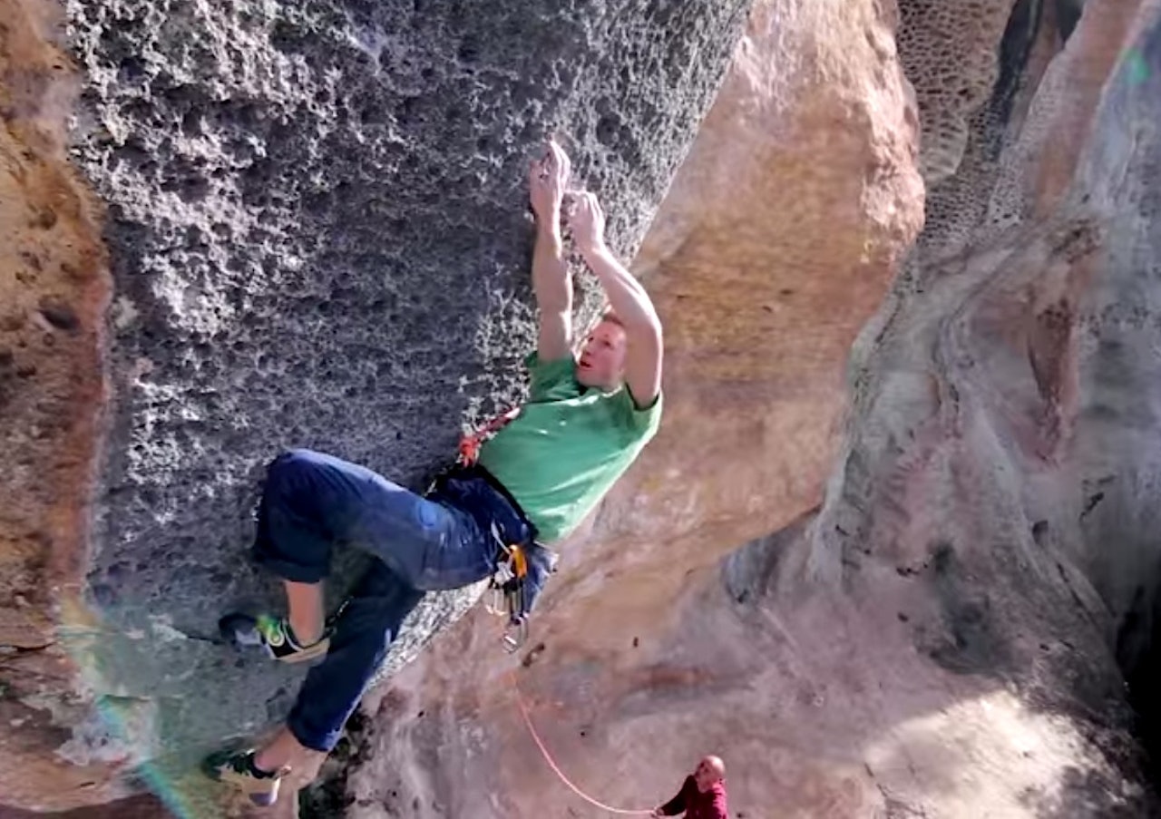 Jacob Schubert repeterer Hyena (8b+). Foto: Stillbilde fra filmen Jacob Schubert repeterer Hyena (8b+). Foto: Stillbilde fra filmen