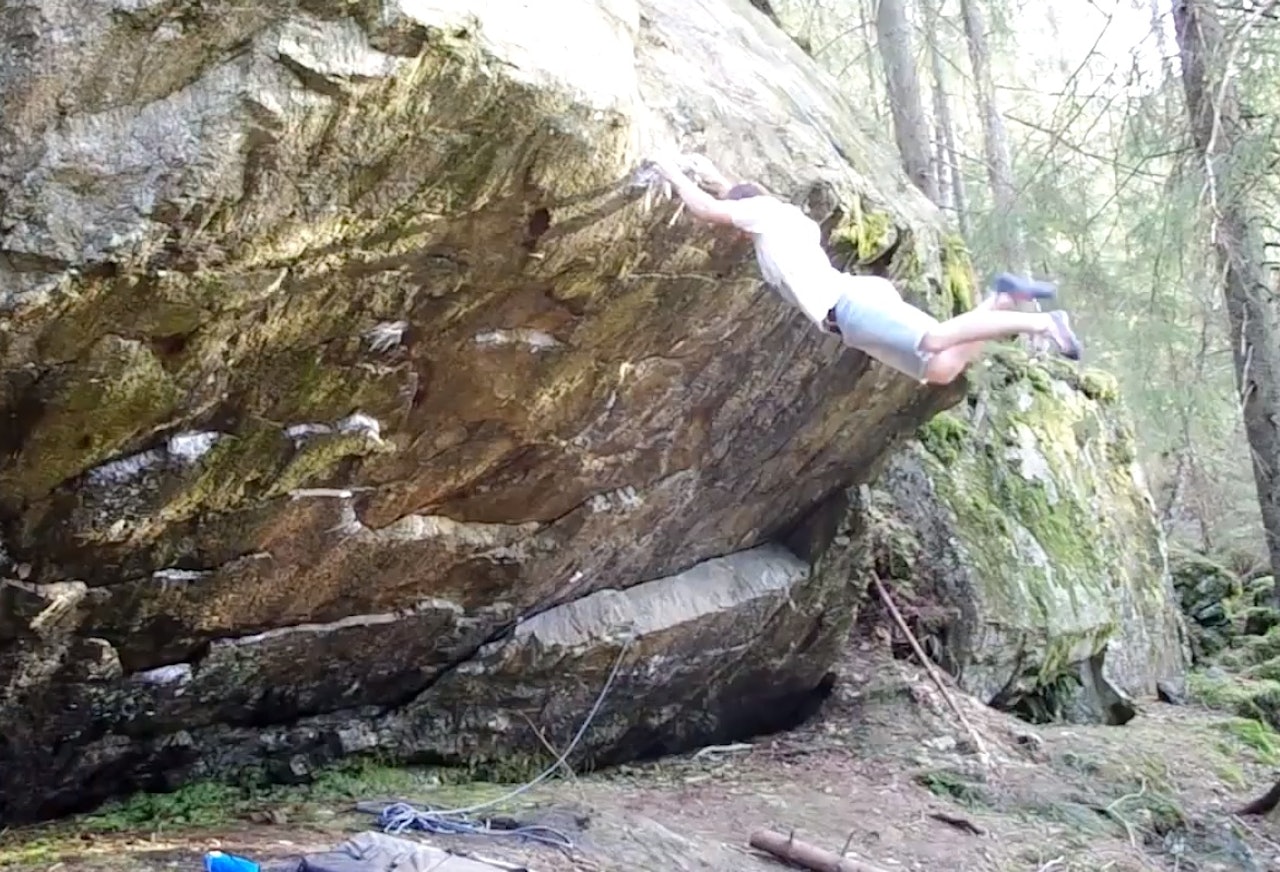 Thilo Schröter pendler ut på den dramatiske catchen på Hesthullet (8A+), i Østmarka utenfor Oslo. Thilo Schröter pendler ut på den dramatiske catchen på Hesthullet (8A+), i Østmarka utenfor Oslo.