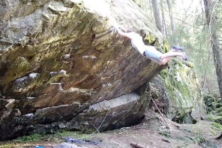 Thilo Schröter pendler ut på den dramatiske catchen på Hesthullet (8A+), i Østmarka utenfor Oslo. Thilo Schröter pendler ut på den dramatiske catchen på Hesthullet (8A+), i Østmarka utenfor Oslo.